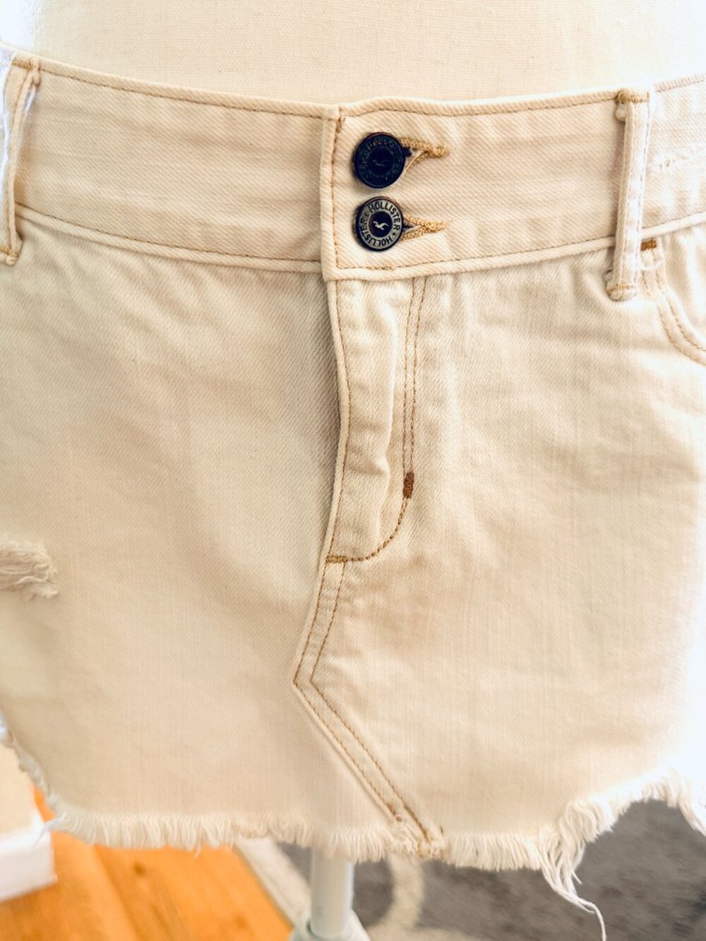 A chic off-white canvas tone low-rise denim Abercrombie & Fitch white mini skirt - Picture 2 of 5